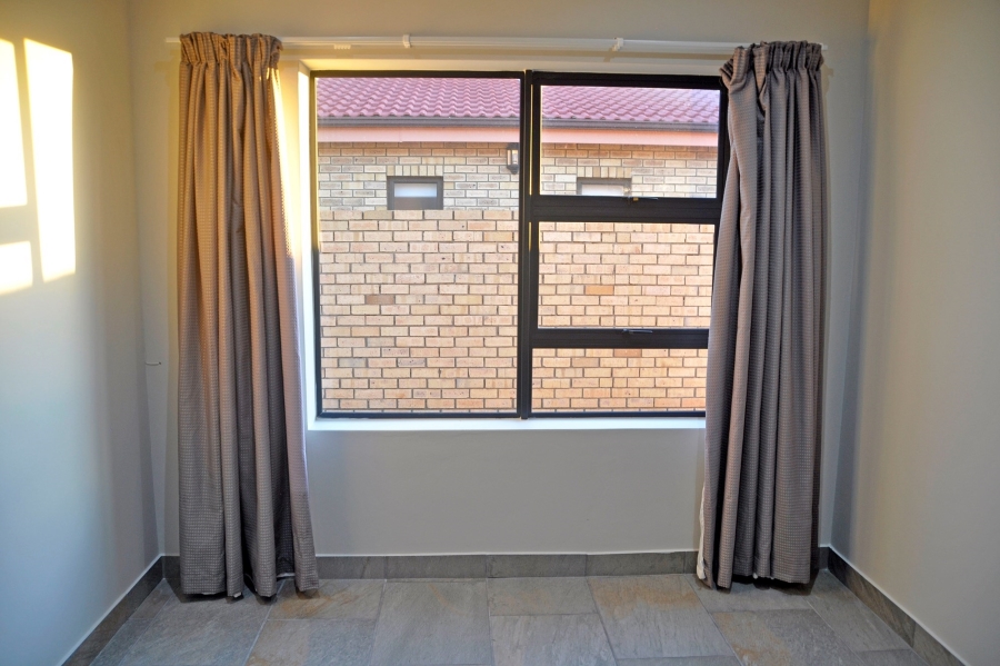 5 Bedroom Property for Sale in Reebok Western Cape